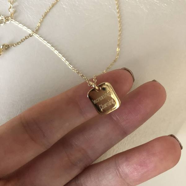 Ženska ogrlica s četvrtastim privjeskom