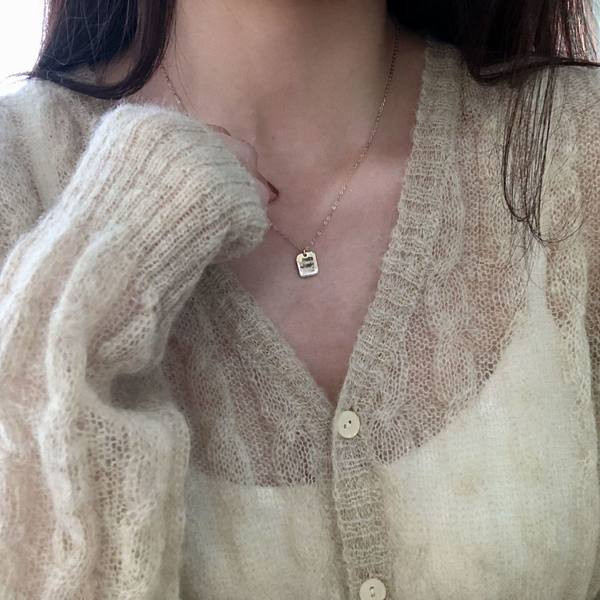 Ženska ogrlica s četvrtastim privjeskom