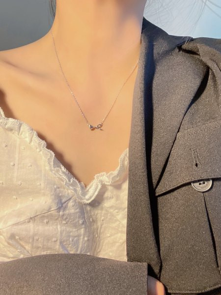 Λεπτό γυναικείο κολιέ σε ασημί χρώμα