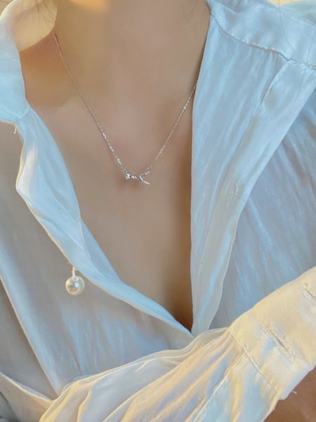 Λεπτό γυναικείο κολιέ σε ασημί χρώμα