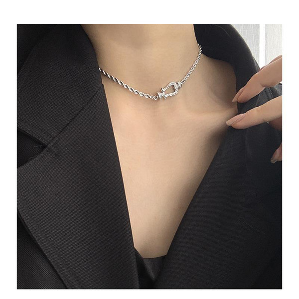 Γυναικεία αλυσίδα σε ασημί χρώμα στο λαιμό