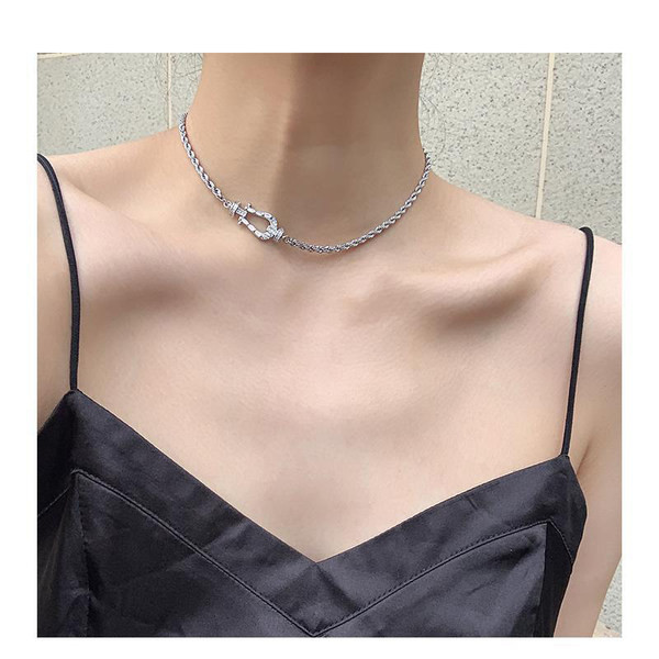 Γυναικεία αλυσίδα σε ασημί χρώμα στο λαιμό
