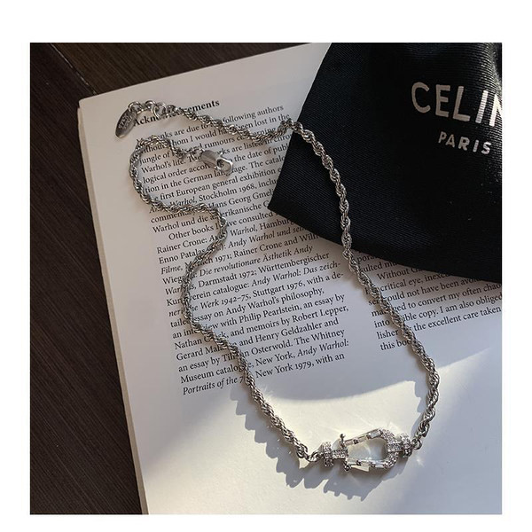 Γυναικεία αλυσίδα σε ασημί χρώμα στο λαιμό