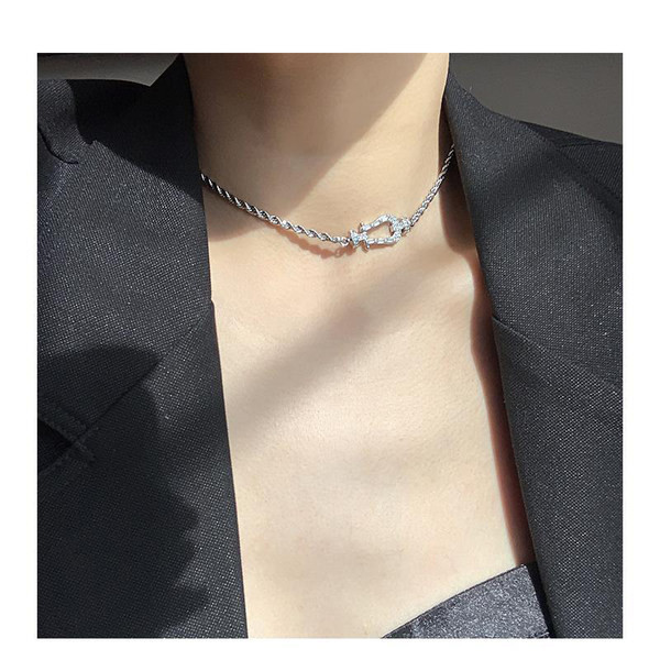 Γυναικεία αλυσίδα σε ασημί χρώμα στο λαιμό