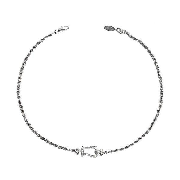 Γυναικεία αλυσίδα σε ασημί χρώμα στο λαιμό