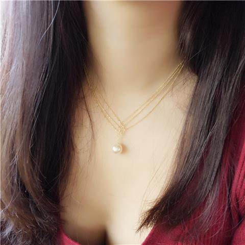 Μοντέρνο γυναικείο κολιέ με  μενταγιόν πέρλα