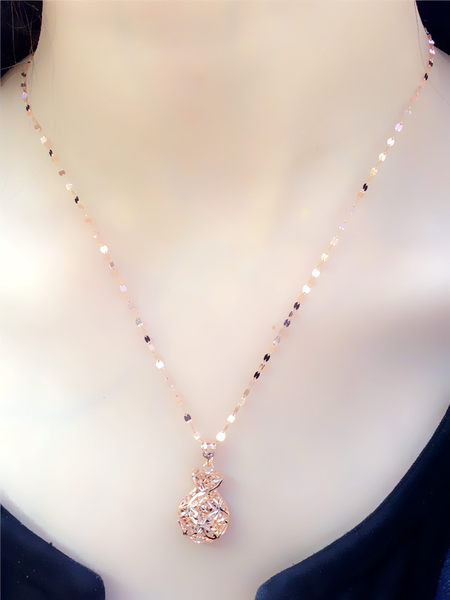 Γυναικείο χρυσό κολιέ με μενταγιόν