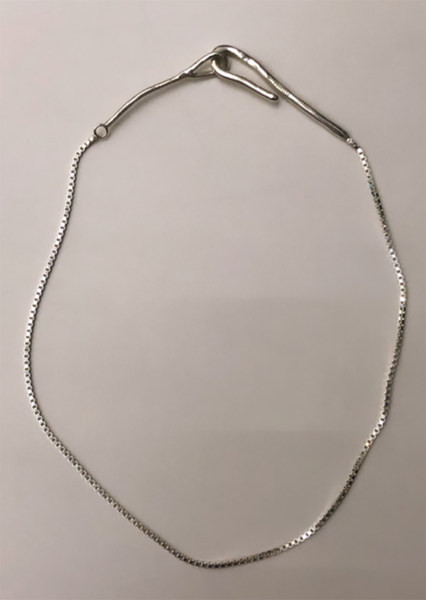 Moodne hõbedast kaelakee ümara ripatsiga