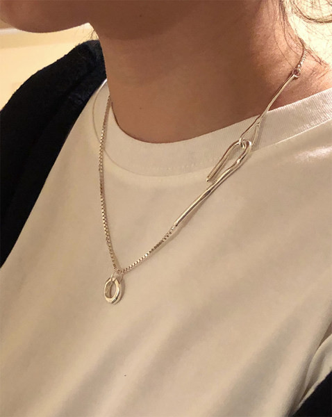 Moodne hõbedast kaelakee ümara ripatsiga