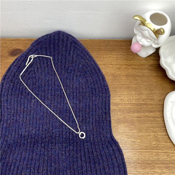 Moodne hõbedast kaelakee ümara ripatsiga