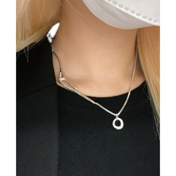 Moodne hõbedast kaelakee ümara ripatsiga