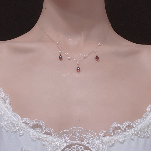 Κομψό γυναικείο κολιέ με πέρλες και πέτρες