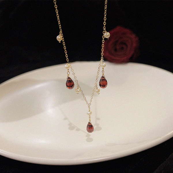 Κομψό γυναικείο κολιέ με πέρλες και πέτρες