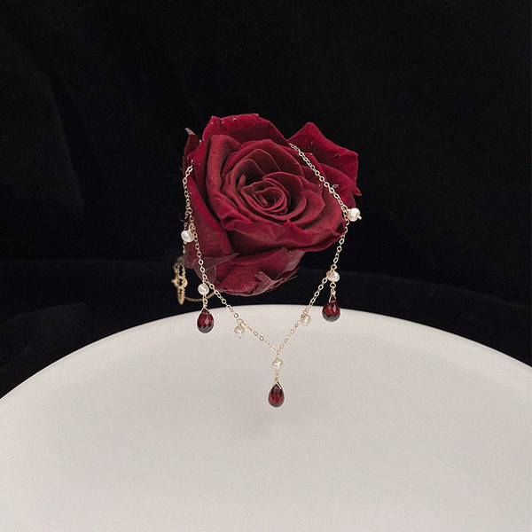 Κομψό γυναικείο κολιέ με πέρλες και πέτρες