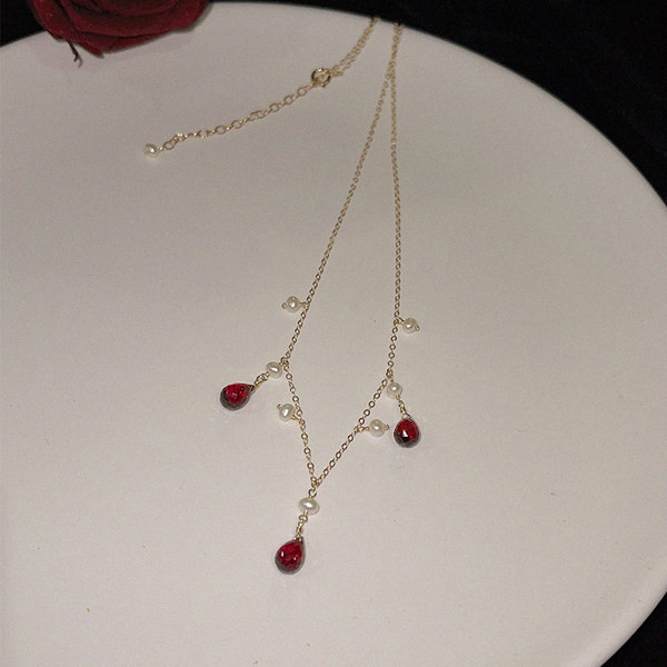 Κομψό γυναικείο κολιέ με πέρλες και πέτρες