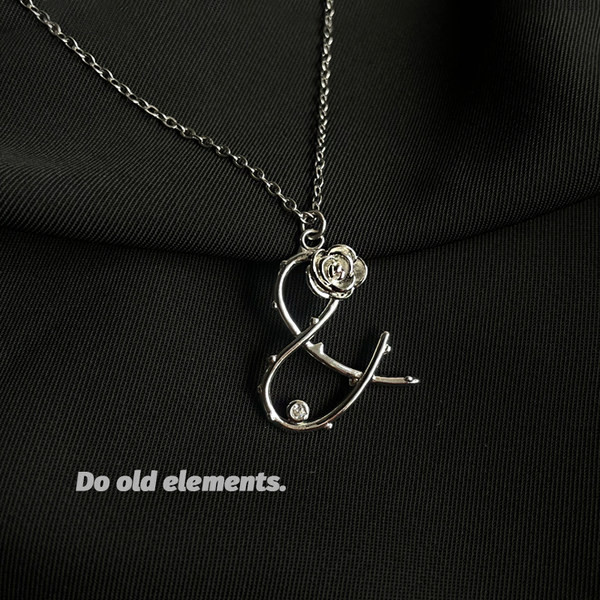 Γυναικείο κολιέ με τριαντάφυλλο μενταγιόν κατάλληλο για καθημερινή χρήση