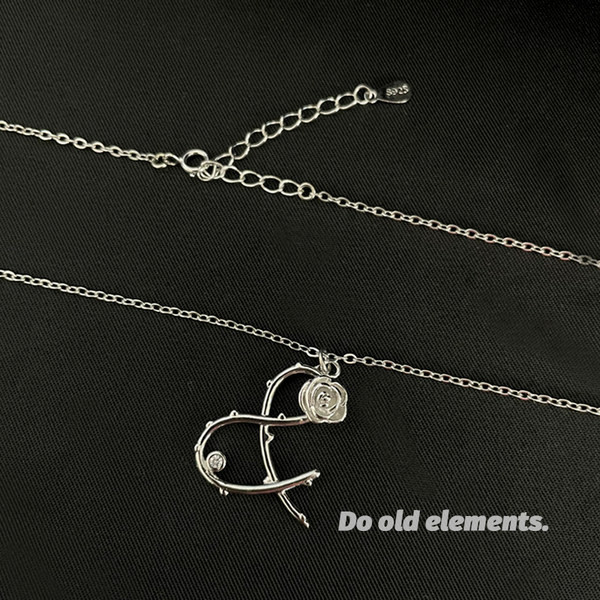 Γυναικείο κολιέ με τριαντάφυλλο μενταγιόν κατάλληλο για καθημερινή χρήση