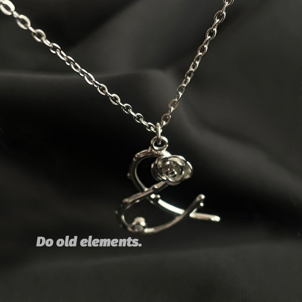 Γυναικείο κολιέ με τριαντάφυλλο μενταγιόν κατάλληλο για καθημερινή χρήση