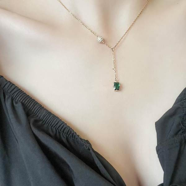 Moderna ženska ogrlica s kamenim privjeskom