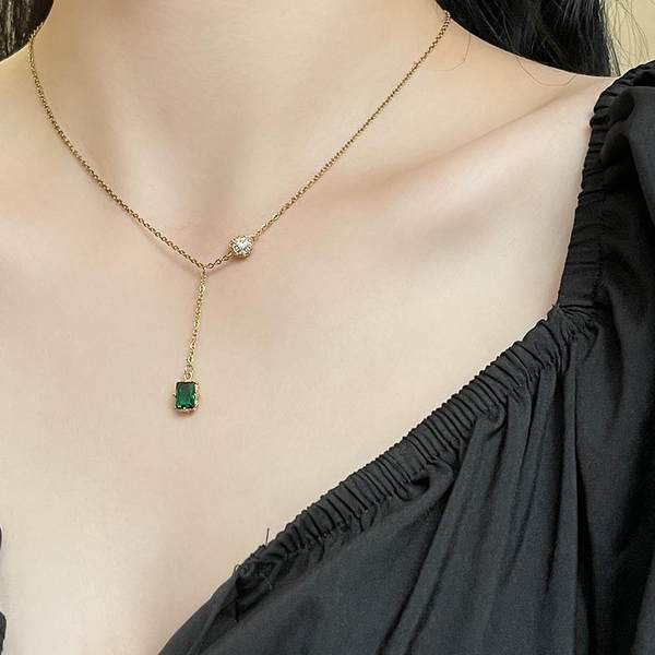 Moderna ženska ogrlica s kamenim privjeskom