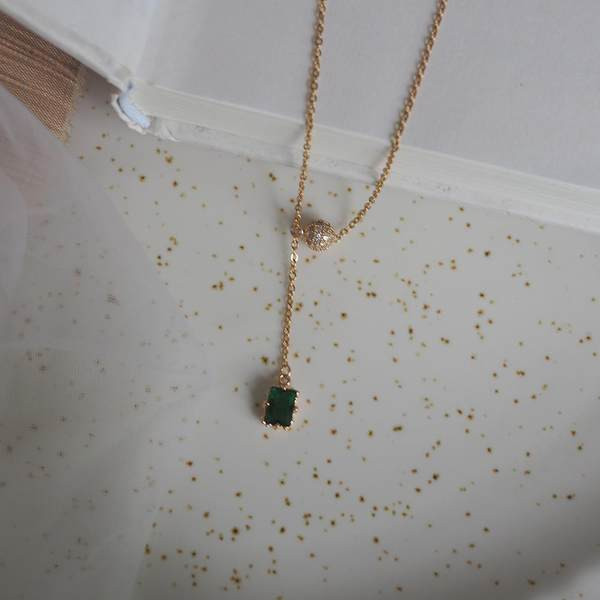 Moderna ženska ogrlica s kamenim privjeskom