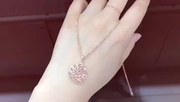 Γυναικείο χρυσό κολιέ με μεταλλικό μενταγιόν