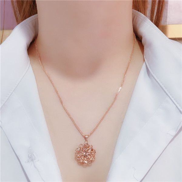 Γυναικείο χρυσό κολιέ με μεταλλικό μενταγιόν