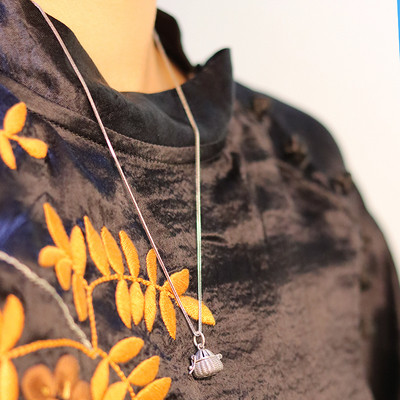 Γυναικείο κολιέ με μενταγιόν - σε ασημί χρώμα