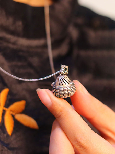 Γυναικείο κολιέ με μενταγιόν - σε ασημί χρώμα