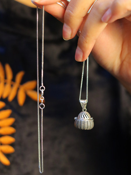 Γυναικείο κολιέ με μενταγιόν - σε ασημί χρώμα