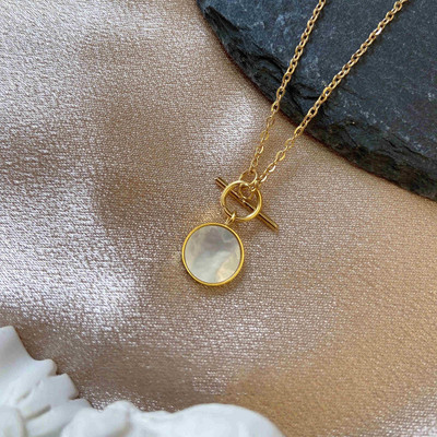 Γυναικείο κολιέ με πέτρινο μενταγιόν