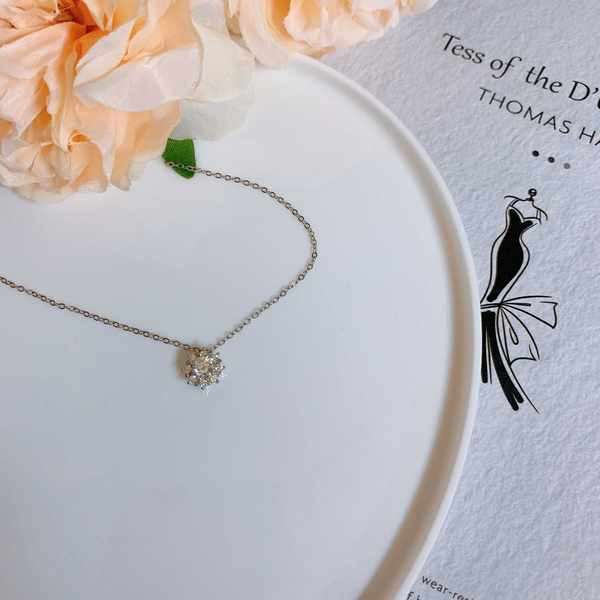 Γυναικεία λεπτή αλυσίδα με μενταγιόν