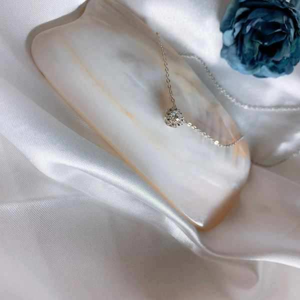 Γυναικεία λεπτή αλυσίδα με μενταγιόν