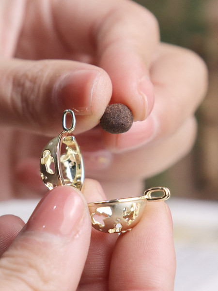 Γυναικείο χρυσό κολιέ με στρογγυλό μενταγιόν