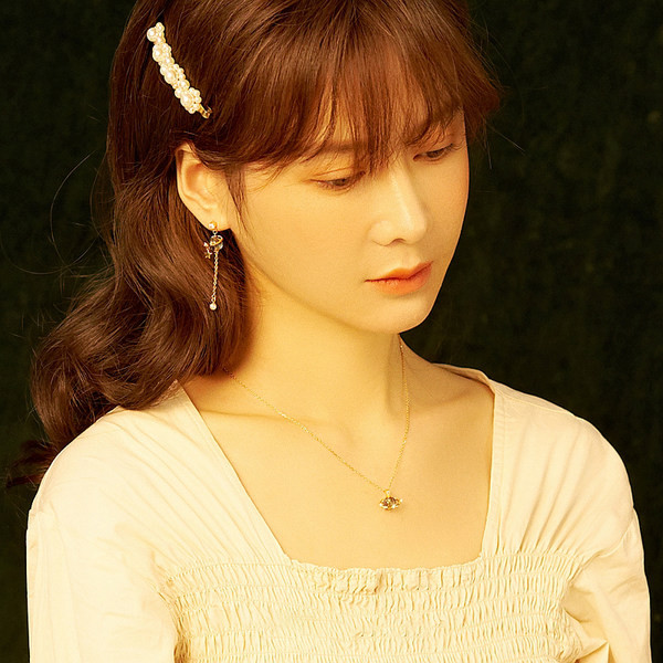 Ženska planetarna ogrlica s ukrasnim kamenčićima