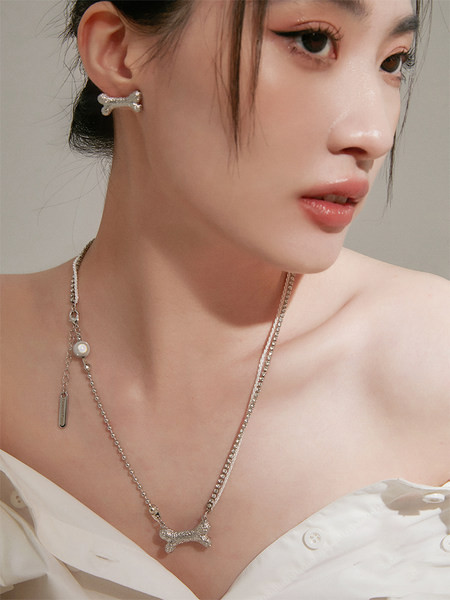 Hõbedast tooni õhuke naiste kett ripatsluuga