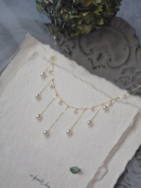 Elegantiškas moteriškas karoliai su perlų pakabuku