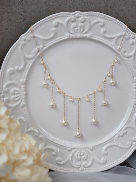 Elegantiškas moteriškas karoliai su perlų pakabuku