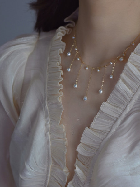 Elegantiškas moteriškas karoliai su perlų pakabuku