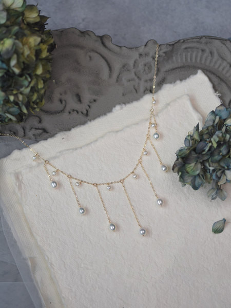 Elegantiškas moteriškas karoliai su perlų pakabuku