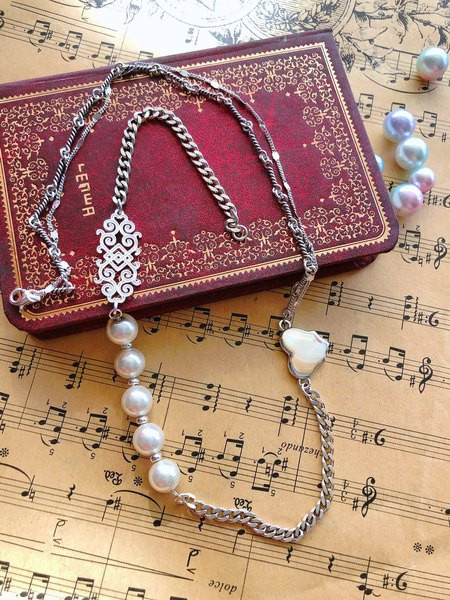 Γυναικείο κολιέ σε ασημί χρώμα - δύο μοντέλα