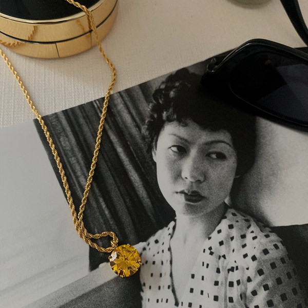Μοντέρνο γυναικείο κολιέ με πέτρινο μενταγιόν
