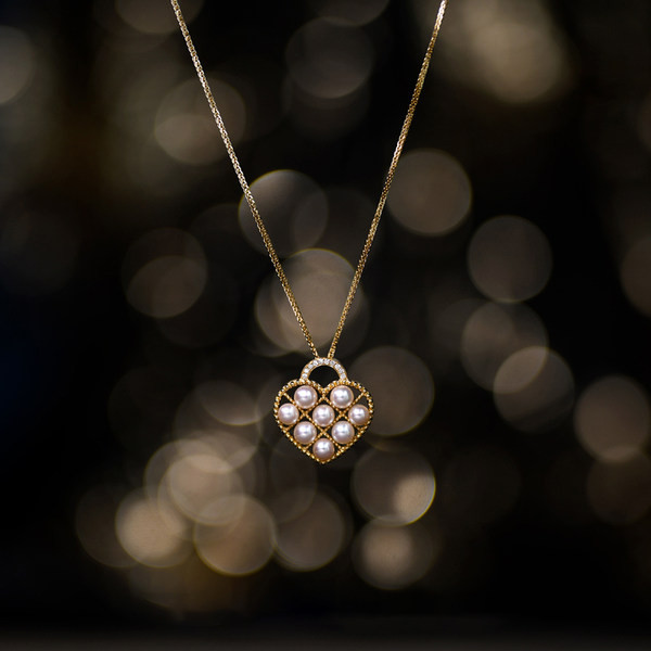 Ženska ogrlica sa biserima i privjeskom u obliku srca