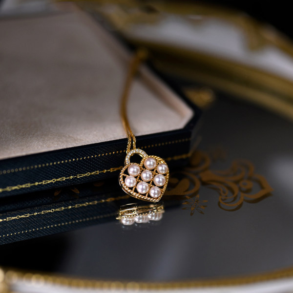 Ženska ogrlica sa biserima i privjeskom u obliku srca