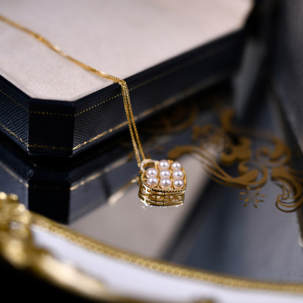 Ženska ogrlica sa biserima i privjeskom u obliku srca