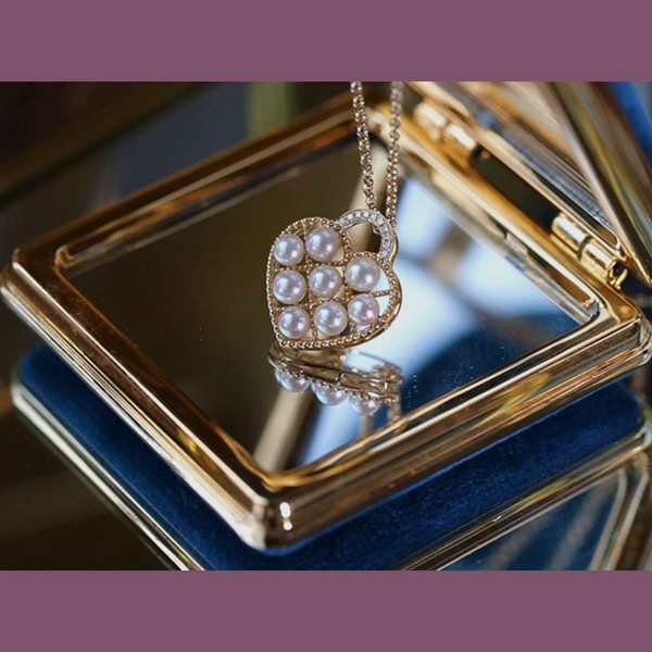 Ženska ogrlica sa biserima i privjeskom u obliku srca