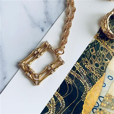 Μοντέρνο γυναικείο κολιέ με μενταγιόν σε χρυσό χρώμα