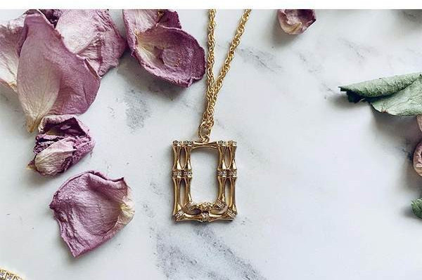 Μοντέρνο γυναικείο κολιέ με μενταγιόν σε χρυσό χρώμα