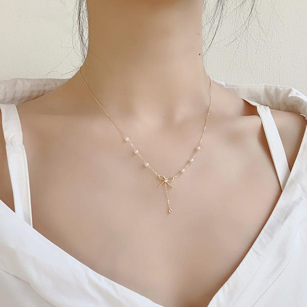 Χρυσό κολιέ με πέρλες και κορδέλα