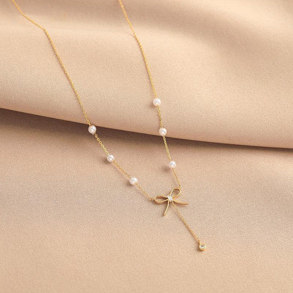 Χρυσό κολιέ με πέρλες και κορδέλα